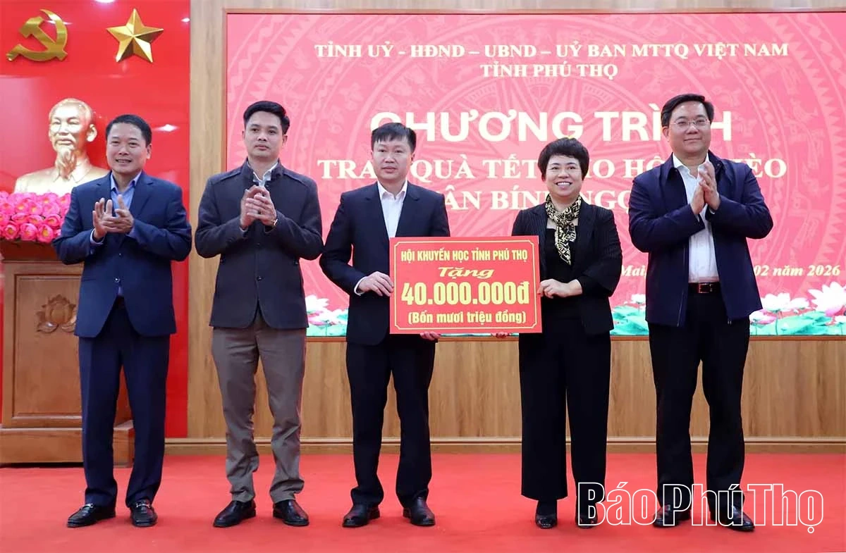 Chủ tịch UBND tỉnh Trần Duy Đông thăm, tặng quà Tết các hộ gia đình khó khăn tại xã Tân Mai