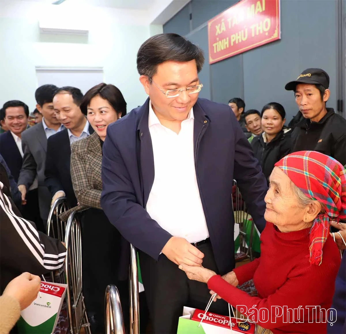 Chủ tịch UBND tỉnh Trần Duy Đông thăm, tặng quà Tết các hộ gia đình khó khăn tại xã Tân Mai