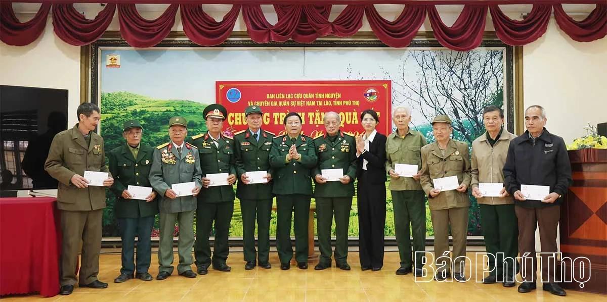 Ban liên lạc Cựu Quân tình nguyện và Chuyên gia quân sự Việt Nam tại Lào tặng 100 suất quà cho hội viên