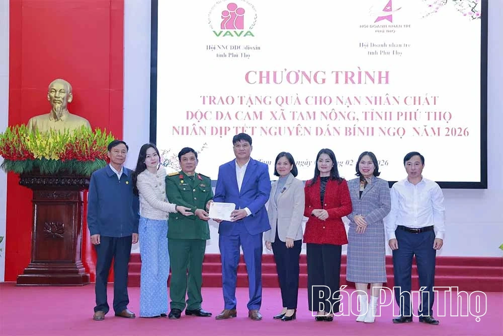 Trao quà Tết cho nạn nhân da cam/dioxin