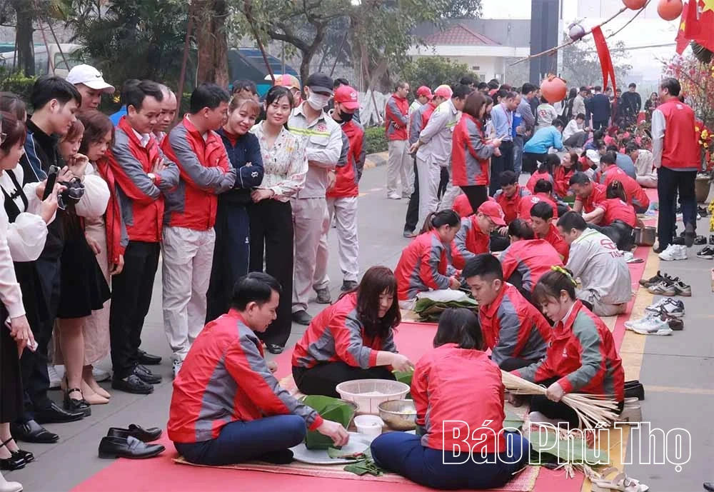 Sôi nổi hội thi gói bánh chưng chào Xuân Bính Ngọ