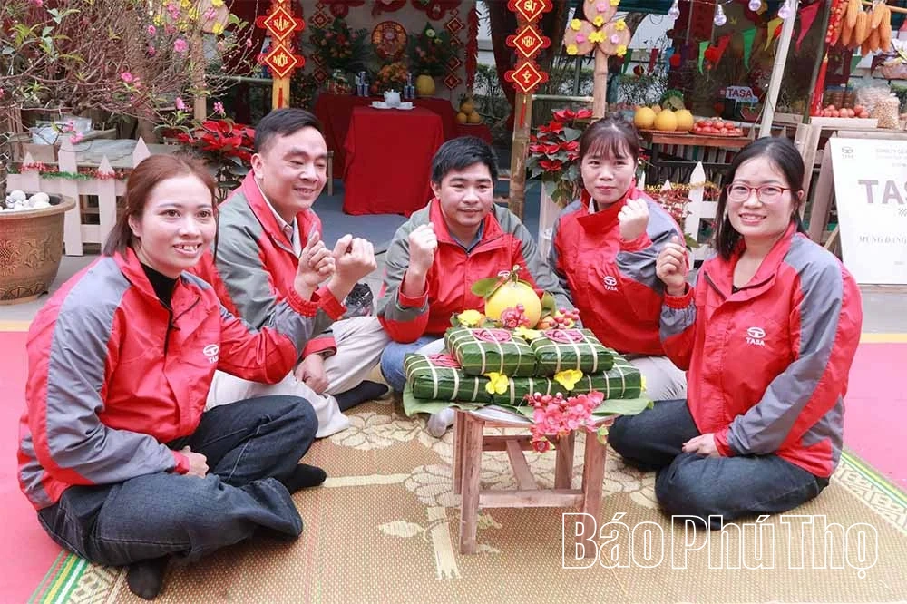 Sôi nổi hội thi gói bánh chưng chào Xuân Bính Ngọ