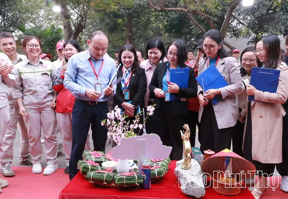 Sôi nổi hội thi gói bánh chưng chào Xuân Bính Ngọ