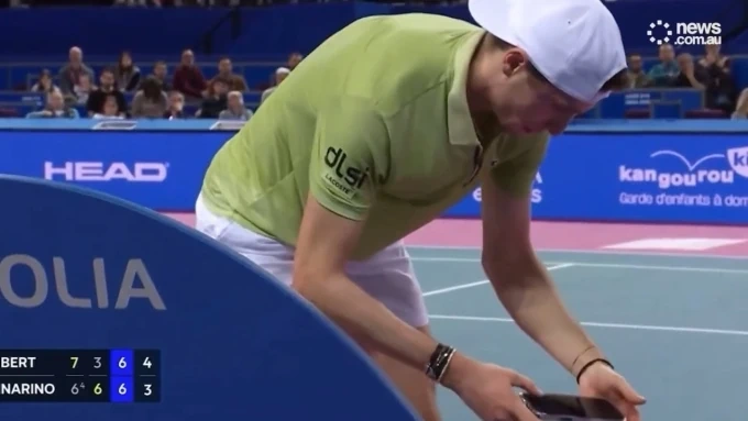 Tay vợt Pháp bị nghi bán độ vì xem điện thoại trong trận