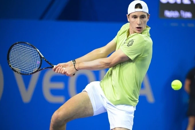 Tay vợt Pháp bị nghi bán độ vì xem điện thoại trong trận