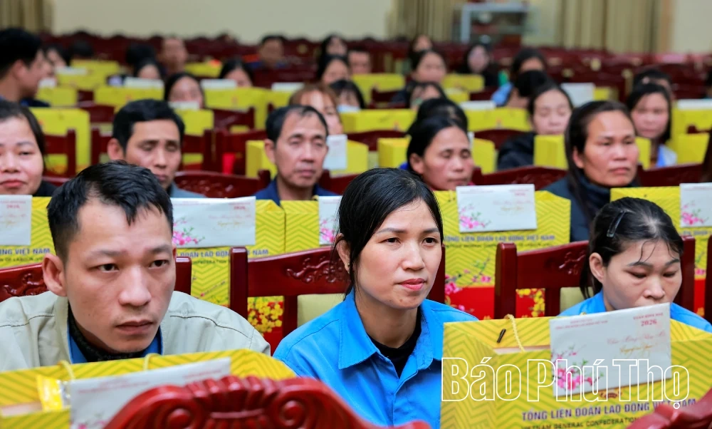 Trao quà Tết tặng công nhân lao động có hoàn cảnh khó khăn tại Khu công nghiệp Thụy Vân