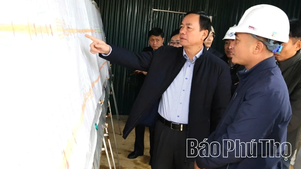 Vice Chairman Quach Tat Liem Inspects Hoa Binh - Moc Chau Expressway Project and Presents Tet Gifts to Workers