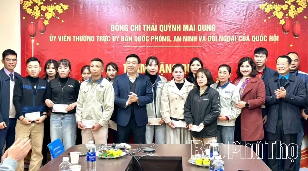 50 Tet Gifts Presented to Disadvantaged Workers at HJC Vina Co., Ltd.