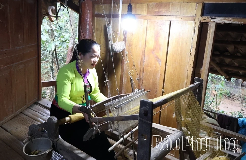 Returning to Muong Be for Brocade and Floral Weaving