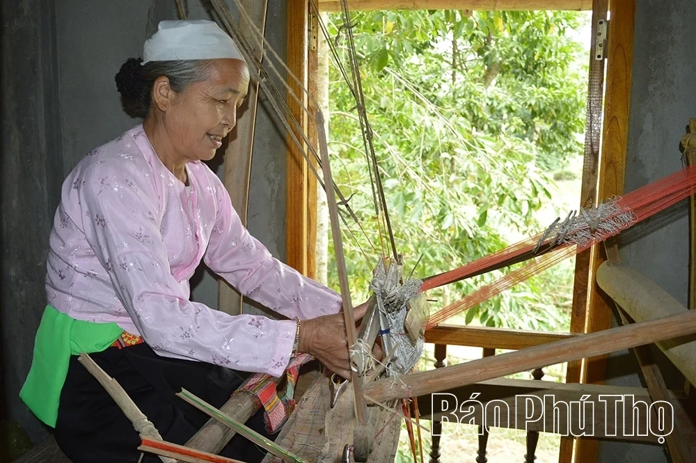 Returning to Muong Be for Brocade and Floral Weaving