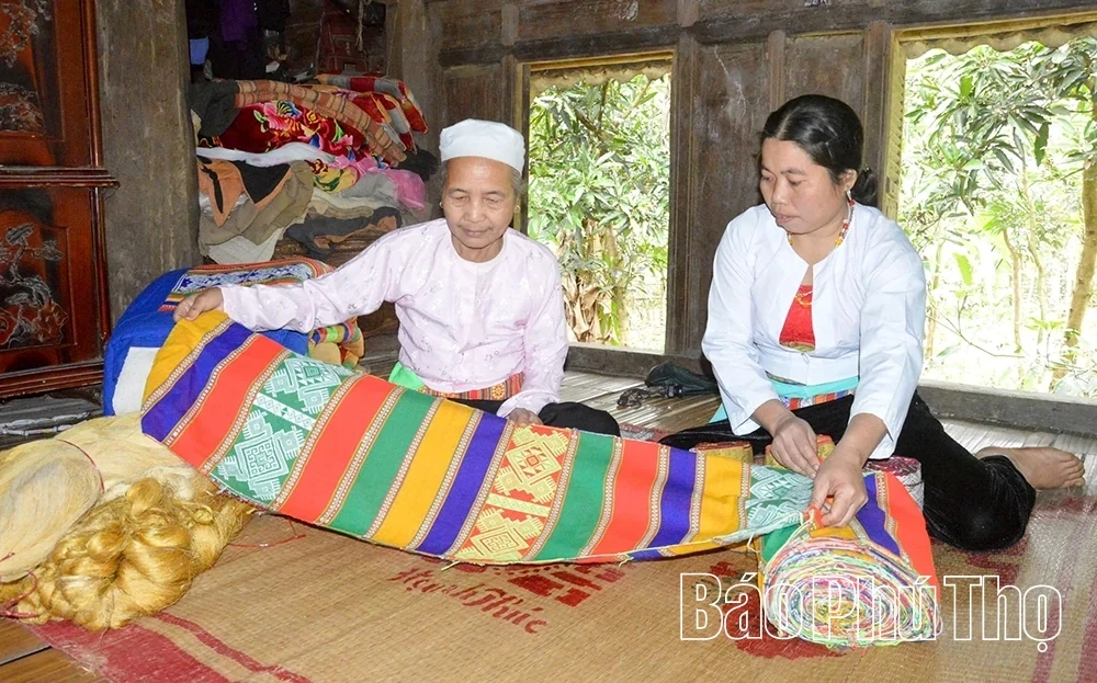 Returning to Muong Be for Brocade and Floral Weaving
