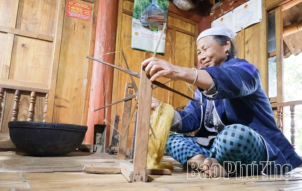 Returning to Muong Be for Brocade and Floral Weaving