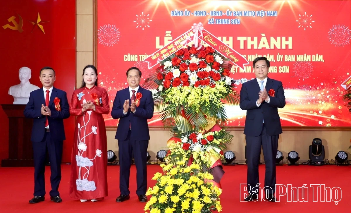 Phu Tho Provincial Chairman Cuts Inauguration Ribbon for Trung Son Commune’s New Headquarters