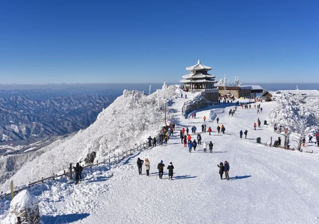 Khách Việt chi hàng chục triệu đồng đi nước ngoài trượt tuyết dịp Tết