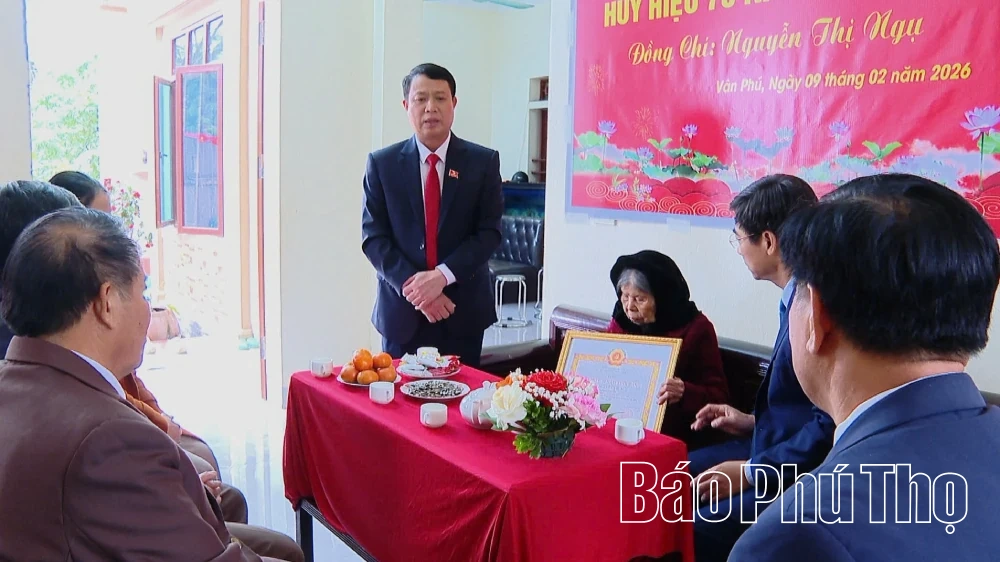 Trưởng Ban Tổ chức Tỉnh ủy Bùi Đình Thi trao Huy hiệu 70 năm tuổi Đảng