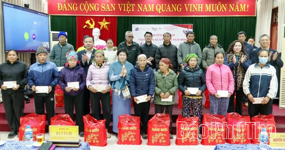 Đoàn đại biểu Quốc hội tỉnh trao 500 suất quà Tết tặng hộ nghèo