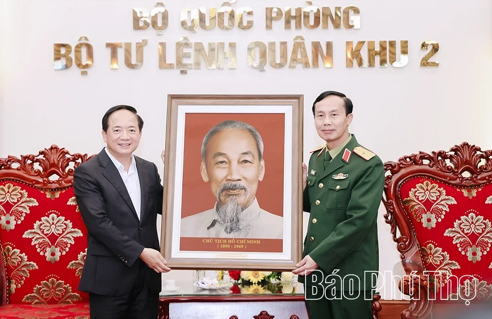 Trưởng Ban Tuyên giáo và Dân vận Trung ương Trịnh Văn Quyết và lãnh đạo tỉnh thăm, chúc Tết Bộ Tư lệnh Quân khu 2