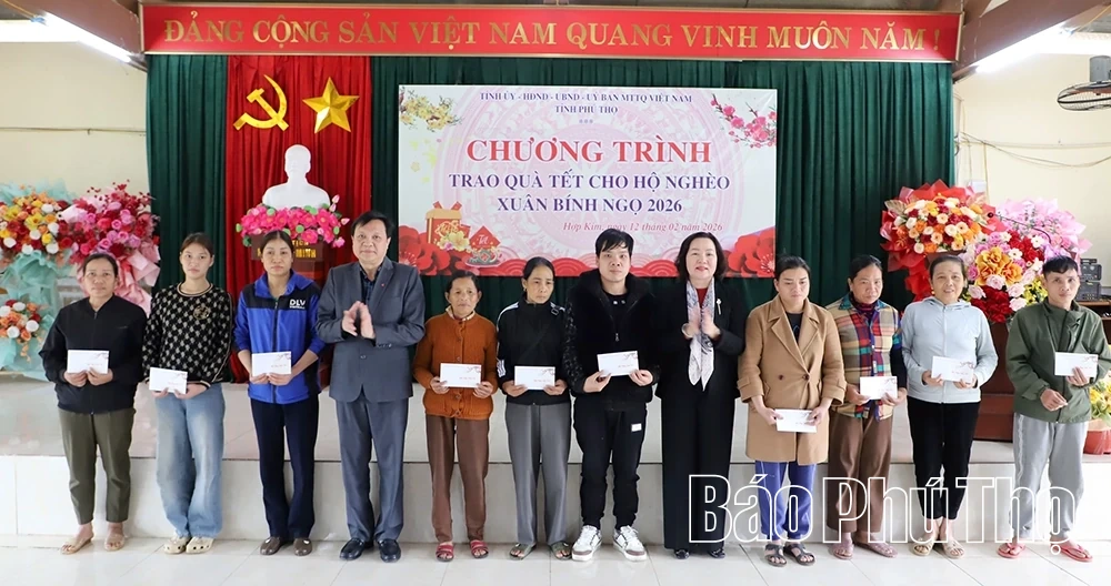 Phó Chủ tịch HĐND tỉnh Nguyễn Thị Cẩm Phương trao quà Tết tại Hợp Kim, Cao Dương, Liên Sơn