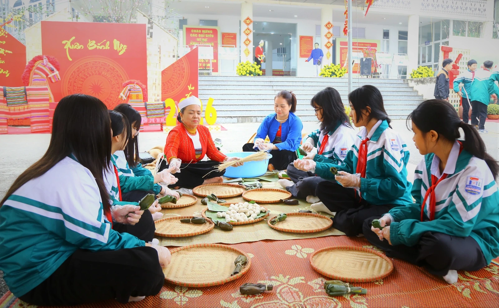 Về đất Mường đón Tết xưa