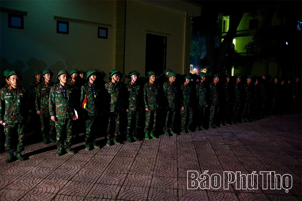 Thần tốc thi công cầu phao qua sông Lô