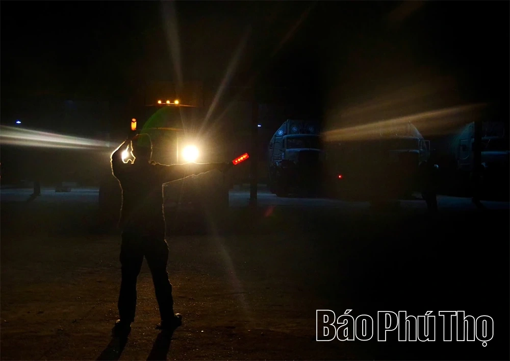 Thần tốc thi công cầu phao qua sông Lô