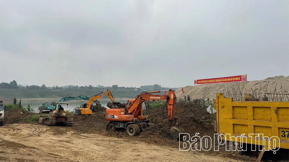 Thần tốc thi công cầu phao qua sông Lô