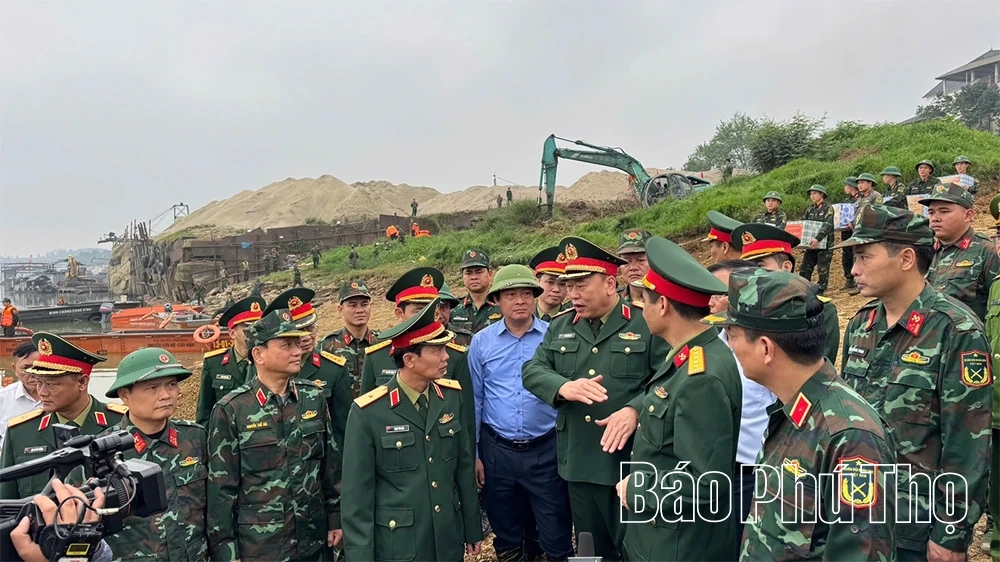 Thần tốc thi công cầu phao qua sông Lô