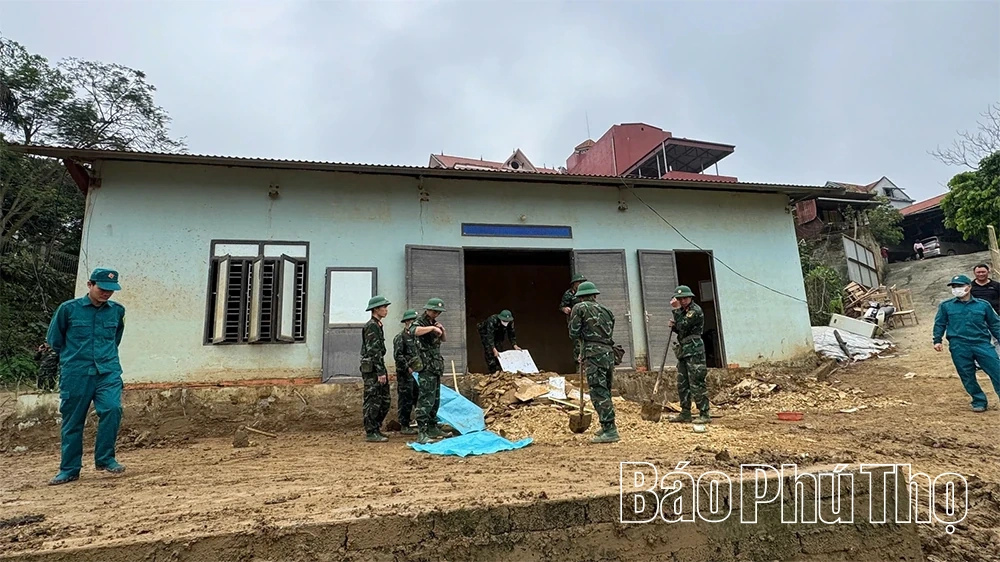 Thần tốc thi công cầu phao qua sông Lô