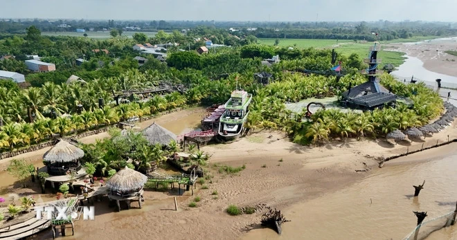 “Bảo tàng” gỗ lũa giữa dòng sông Tiền: Điểm tham quan thu hút du khách