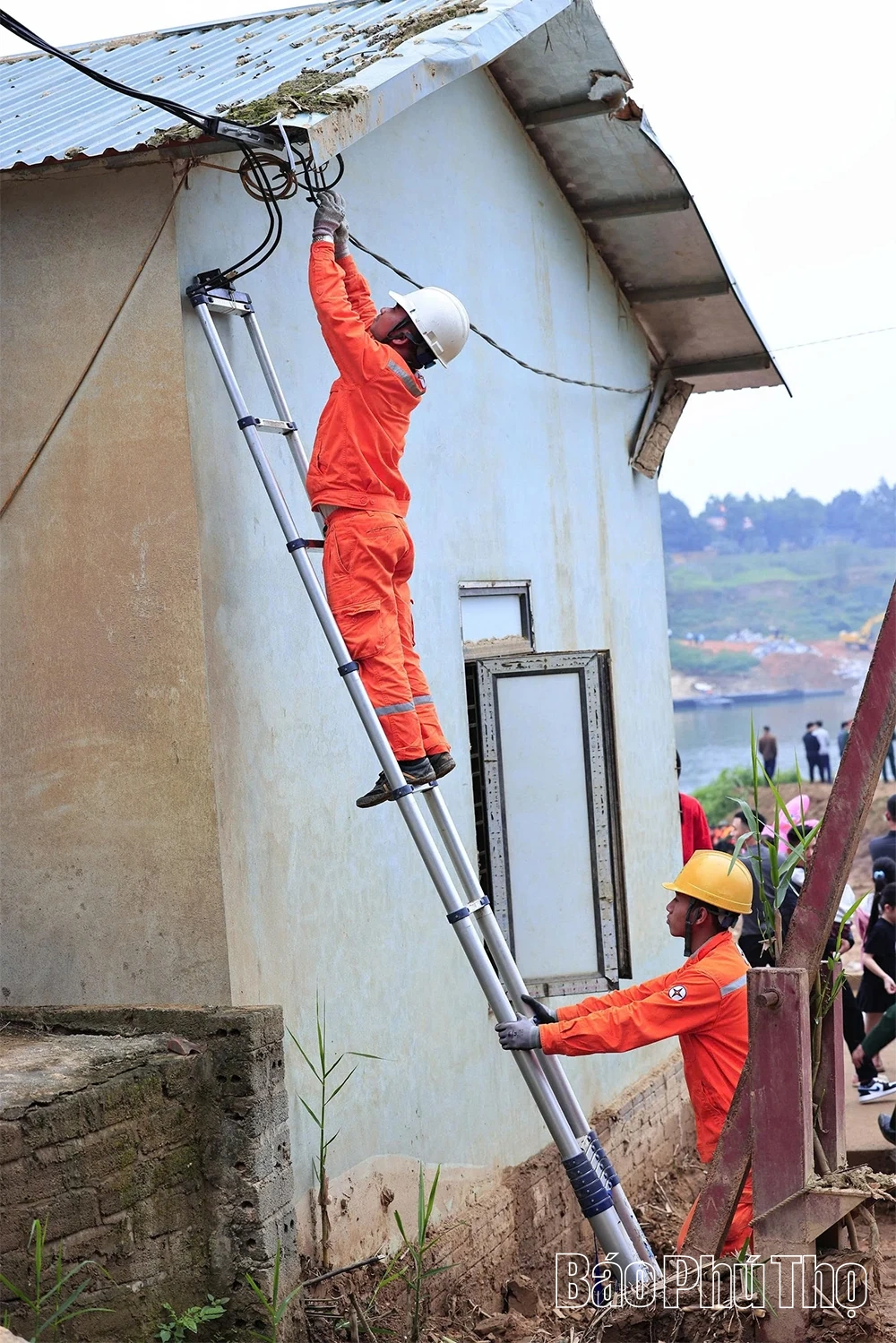 Khẩn trương triển khai cung ứng điện khu vực lắp đặt cầu phao qua sông Lô