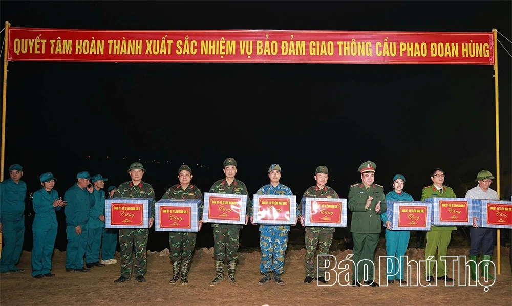 Phó Chủ nhiệm Tổng cục Chính trị Đỗ Xuân Tụng động viên lực lượng tham gia lắp đặt cầu phao qua sông Lô