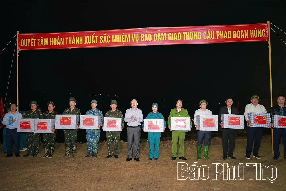 Phó Chủ nhiệm Tổng cục Chính trị Đỗ Xuân Tụng động viên lực lượng tham gia lắp đặt cầu phao qua sông Lô