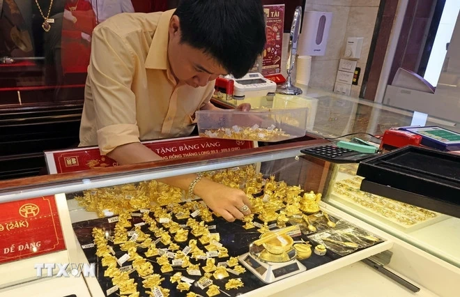 Giá vàng biến động mạnh, chuyên gia UOB cảnh báo rủi ro trong ngắn hạn