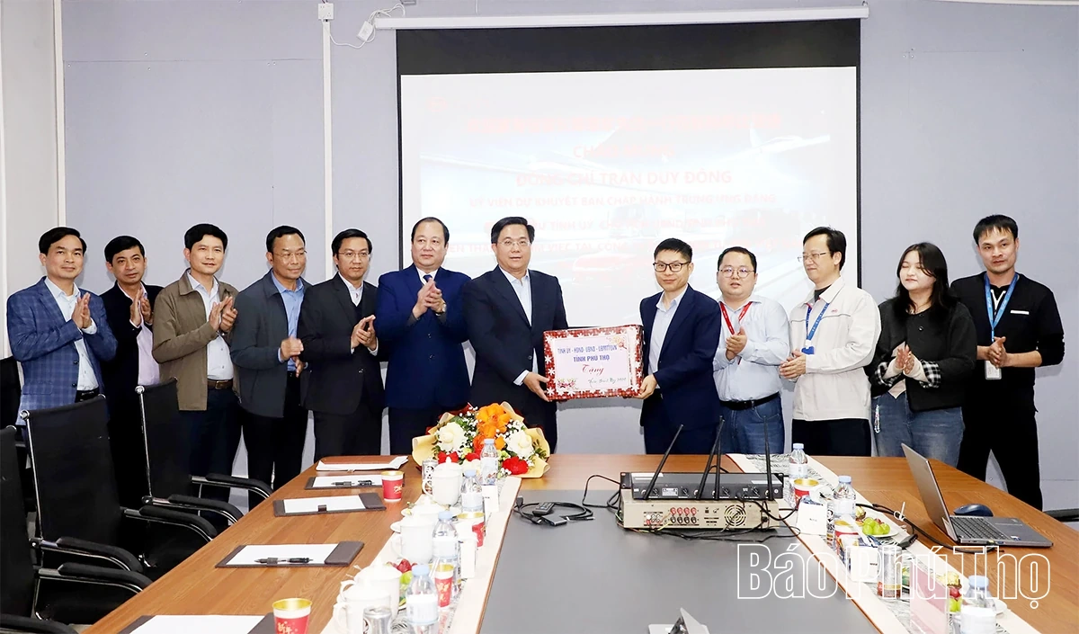 Chủ tịch UBND tỉnh Trần Duy Đông thăm, chúc Tết các doanh nghiệp tại Khu công nghiệp Phú Hà