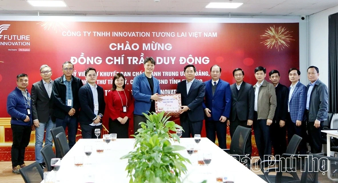 Chủ tịch UBND tỉnh Trần Duy Đông thăm, chúc Tết các doanh nghiệp tại Khu công nghiệp Phú Hà