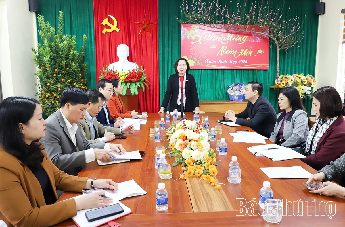 Phó Chủ tịch HĐND tỉnh Nguyễn Thị Cẩm Phương kiểm tra công tác chuẩn bị bầu cử tại Đơn vị bầu cử số 15