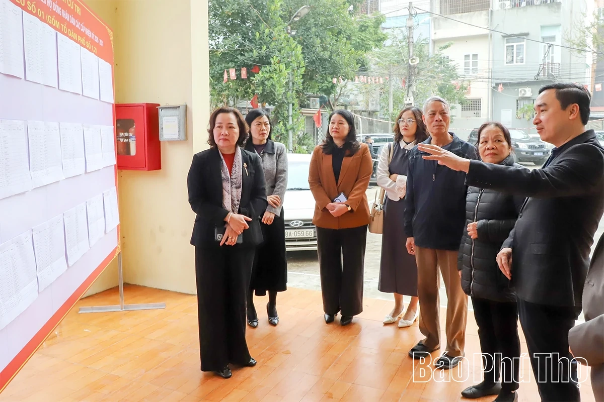 Phó Chủ tịch HĐND tỉnh Nguyễn Thị Cẩm Phương kiểm tra công tác chuẩn bị bầu cử tại Đơn vị bầu cử số 15
