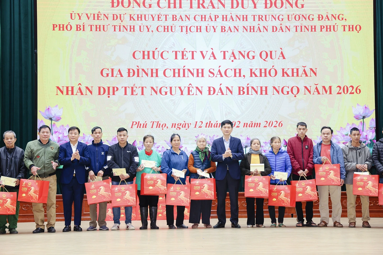 Chủ tịch UBND tỉnh Trần Duy Đông trao 100 suất quà Tết tặng các gia đình chính sách, hộ khó khăn tại phường Vĩnh Phúc và Vĩnh Yên