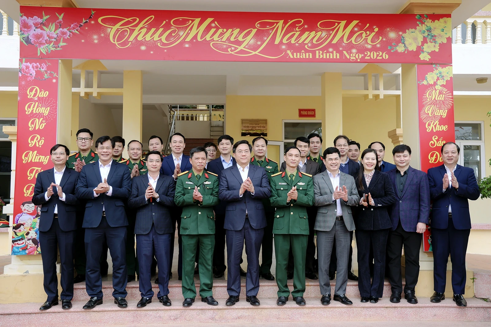 Chủ tịch UBND tỉnh Trần Duy Đông kiểm tra công tác chuẩn bị bầu cử tại phường Vĩnh Phúc và Vĩnh Yên