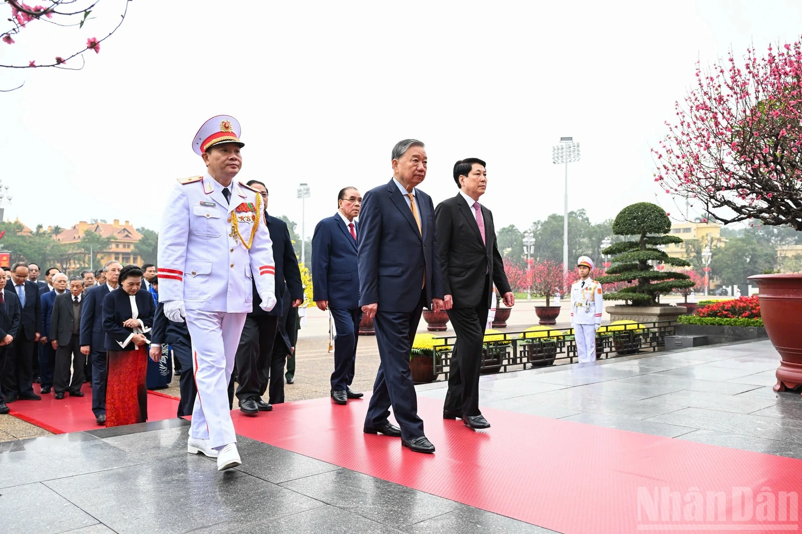 Các đồng chí lãnh đạo Đảng, Nhà nước vào Lăng viếng Chủ tịch Hồ Chí Minh