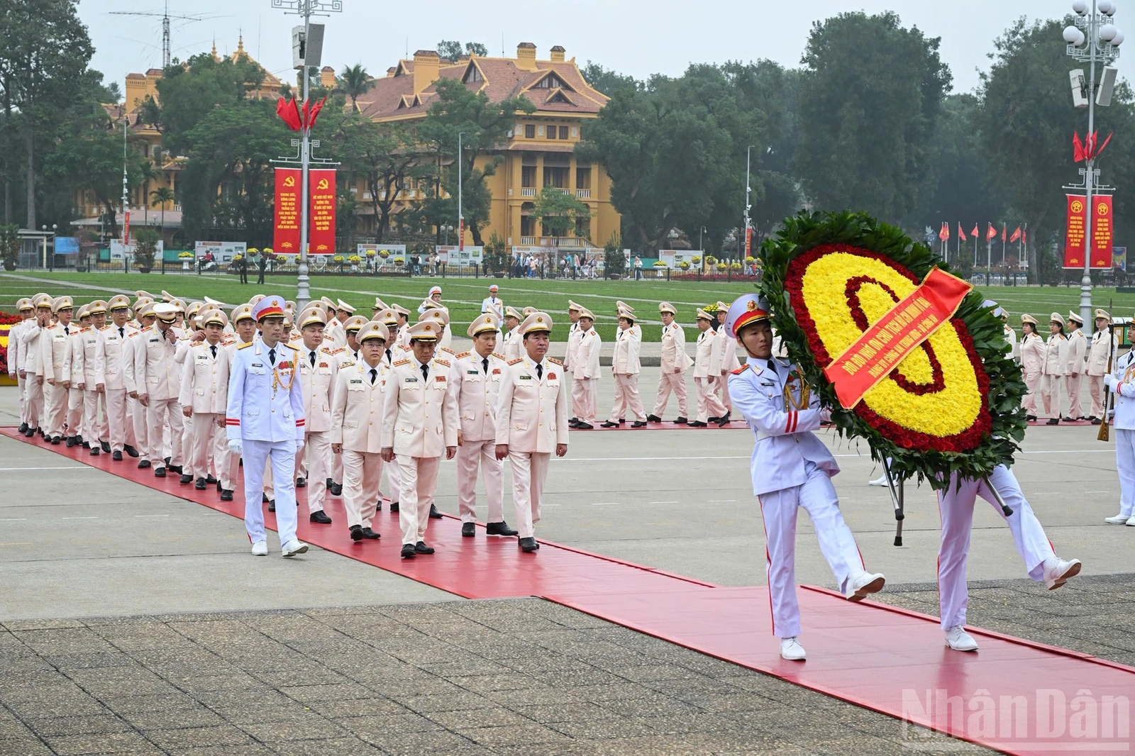 Các đồng chí lãnh đạo Đảng, Nhà nước vào Lăng viếng Chủ tịch Hồ Chí Minh