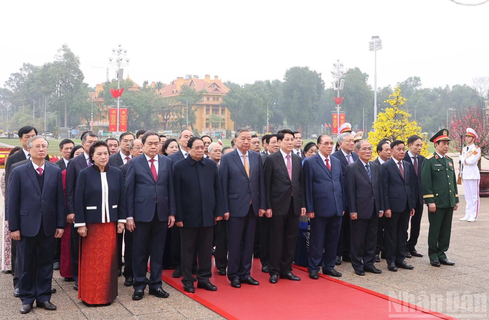 Các đồng chí lãnh đạo Đảng, Nhà nước vào Lăng viếng Chủ tịch Hồ Chí Minh