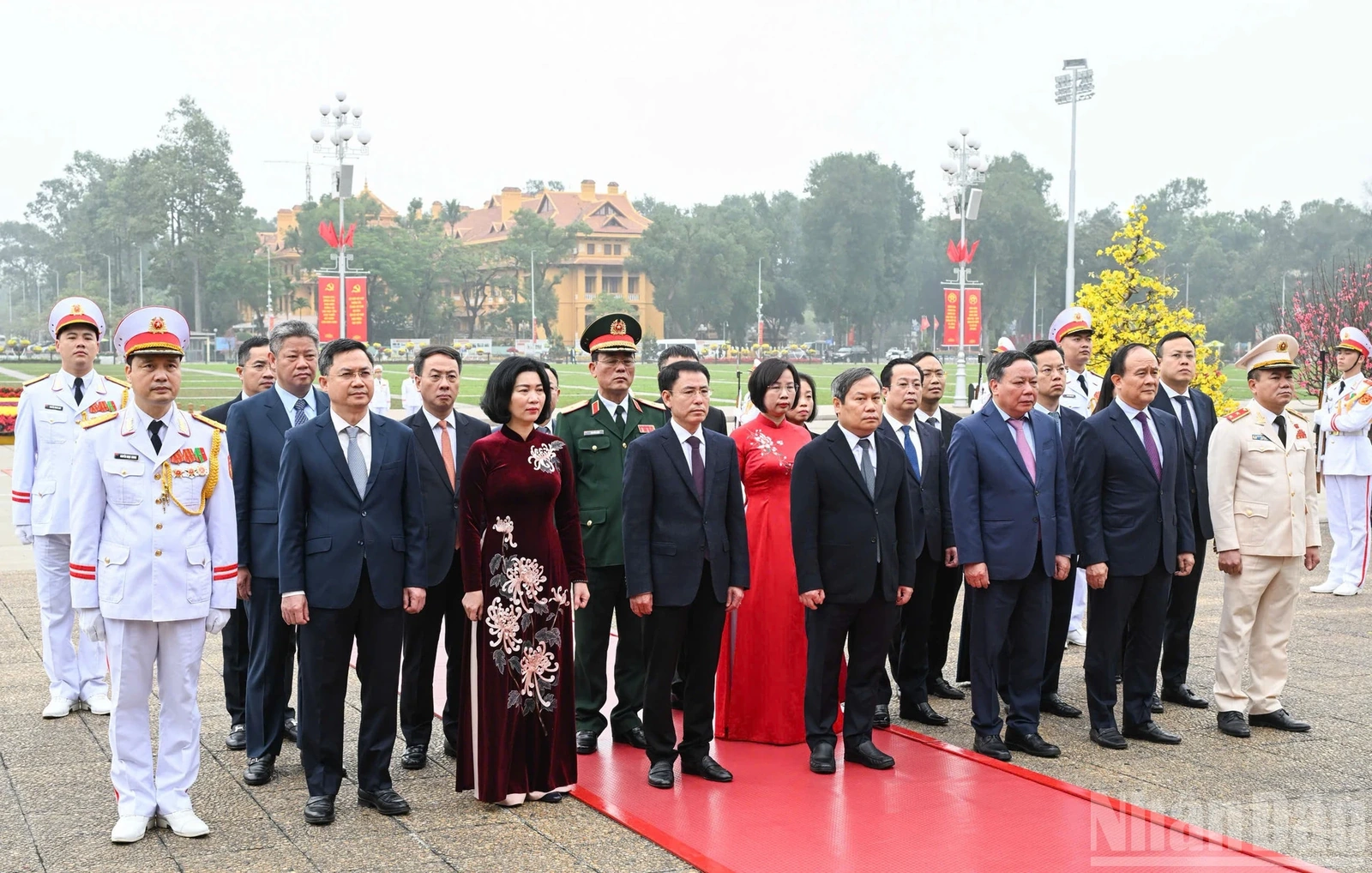 Các đồng chí lãnh đạo Đảng, Nhà nước vào Lăng viếng Chủ tịch Hồ Chí Minh