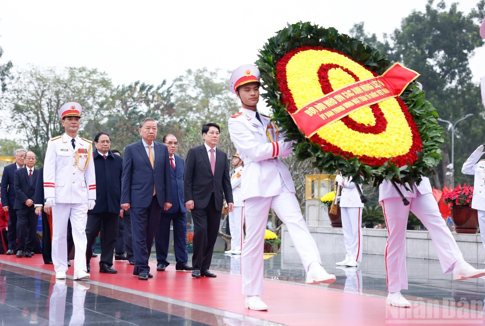 Các đồng chí lãnh đạo Đảng, Nhà nước vào Lăng viếng Chủ tịch Hồ Chí Minh