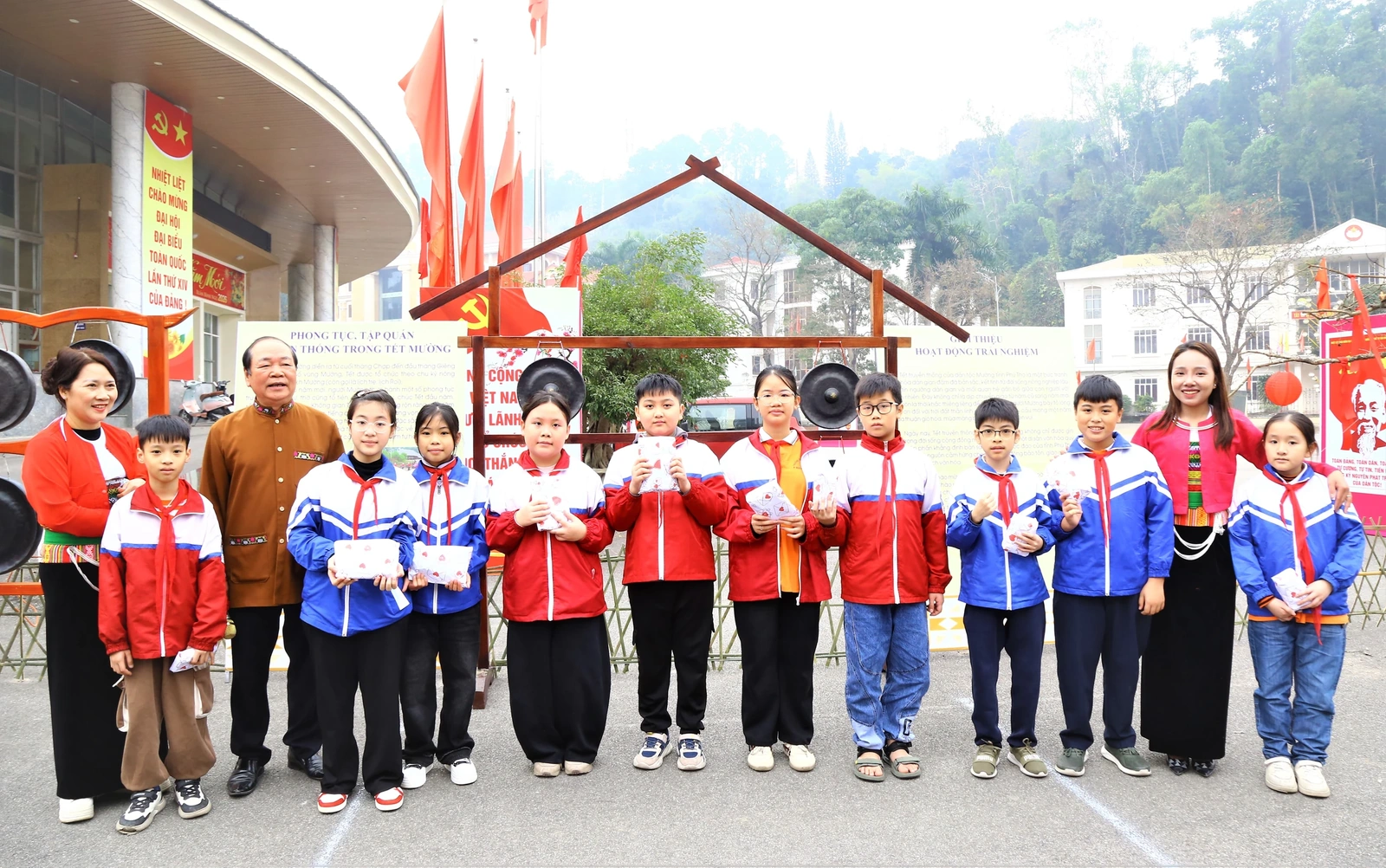 Về đất Mường đón Tết xưa