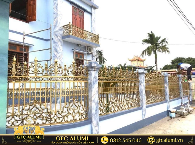 Chọn lan can và hàng rào nhôm đúc để phù hợp kiến trúc ngôi nhà