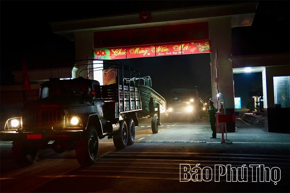 High-Speed Construction of Pontoon Bridge Across Lo River