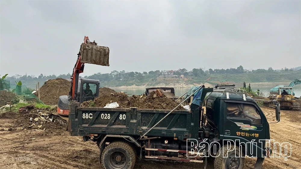 High-Speed Construction of Pontoon Bridge Across Lo River
