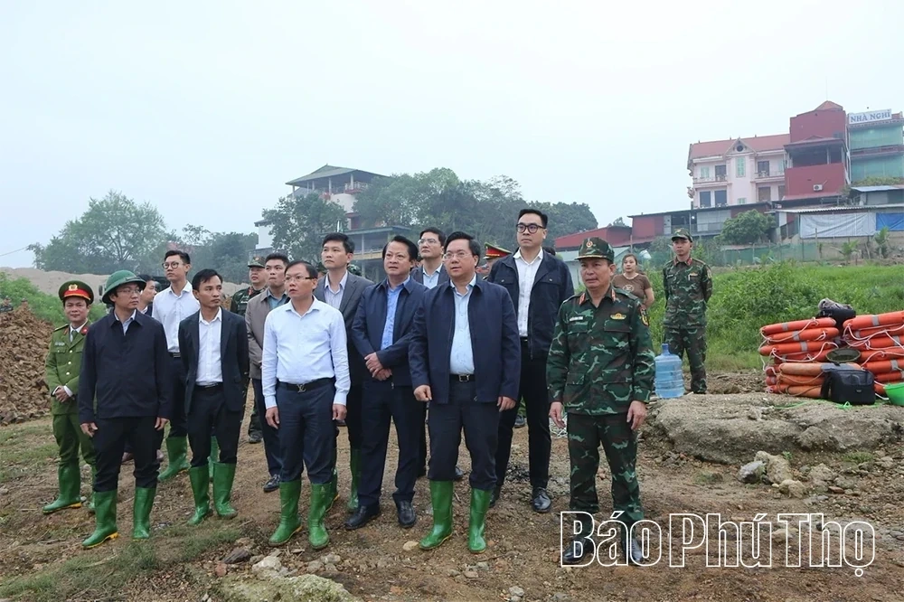 High-Speed Construction of Pontoon Bridge Across Lo River