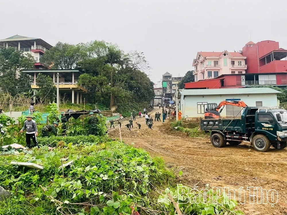 High-Speed Construction of Pontoon Bridge Across Lo River